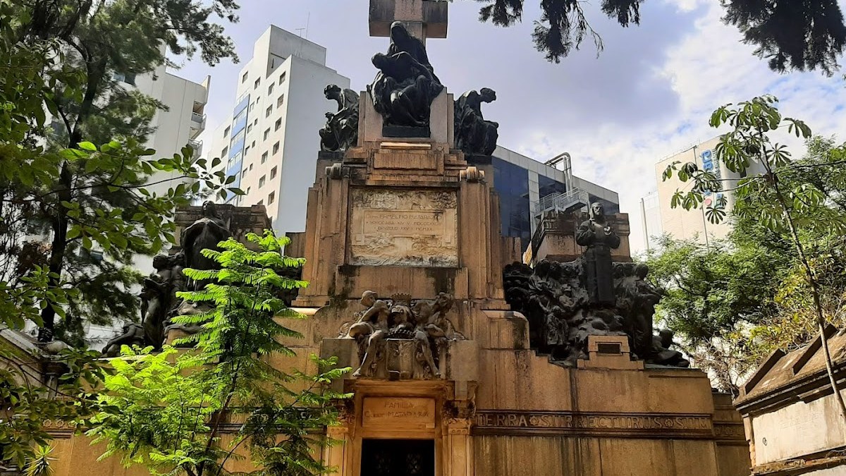 Mausoléu Matarazzo, considerado o maior mausoléu da América Latina, com 20 metros de altura e 150 m². Foi construído para o sepultamento do Conde Matarazzo, e sua família, sendo ornamentado com um conjunto escultórico de bronze e o brasão do Conde na entrada - (Maty Aletheia/Google Reviews)
