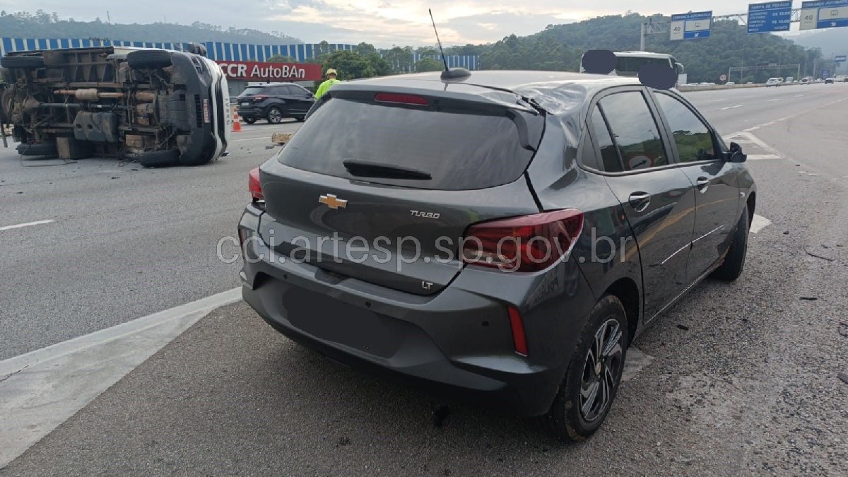 Apesar do acidente, ninguém ficou ferido. O carro de passeio também seguirá até a base da concessionária para realizar o B.O. Divulgação/Artesp