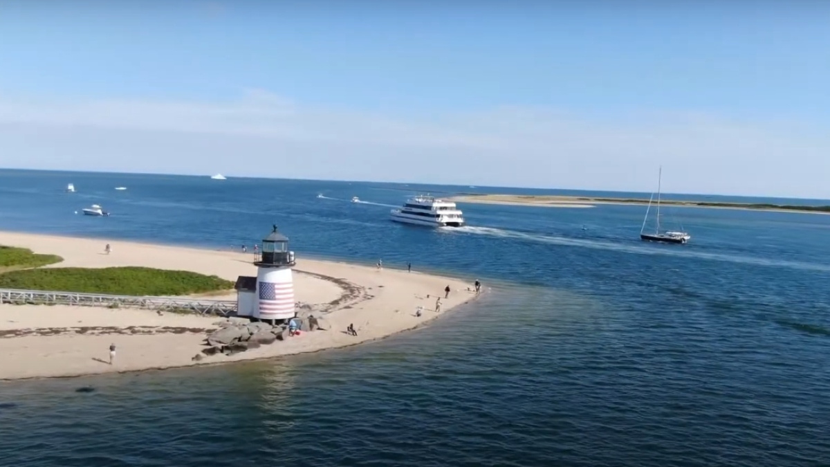 Um dos lugares mais ricos da América no passado, Nantucket, em Massachusetts, combina a arquitetura histórica com o encanto marítimo. Casas de tijolos e caixas de correio de prata adornam suas ruas, enquanto suas praias nebulosas inspiram visitantes com uma atmosfera única. Foto: Reprodução/Youtube.