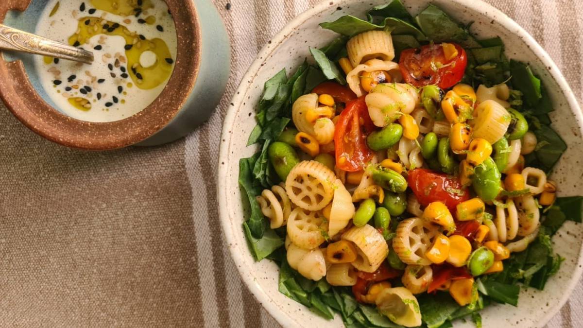 Outra delícia que estará disponível na feira será uma refrescante salada de macarrão com tomatinhos confitados, milho-doce, edamame e molho de homus, receita da empresária Ana Paula Pina Cavagnoli, formada pela Le Cordon Bleu, em São Francisco (EUA). Foto: Divulgação