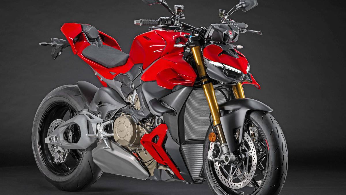 A nova Streetfighter V4, disponível nas versões V4 e V4 S, com suspensão e amortecedor de direção Öhlins, aros forjados e bateria de lítio, chegará às concessionárias europeias em março de 2025. Não há previsão sobre a vinda do novo modelo ao Brasil. Foto: Divulgação