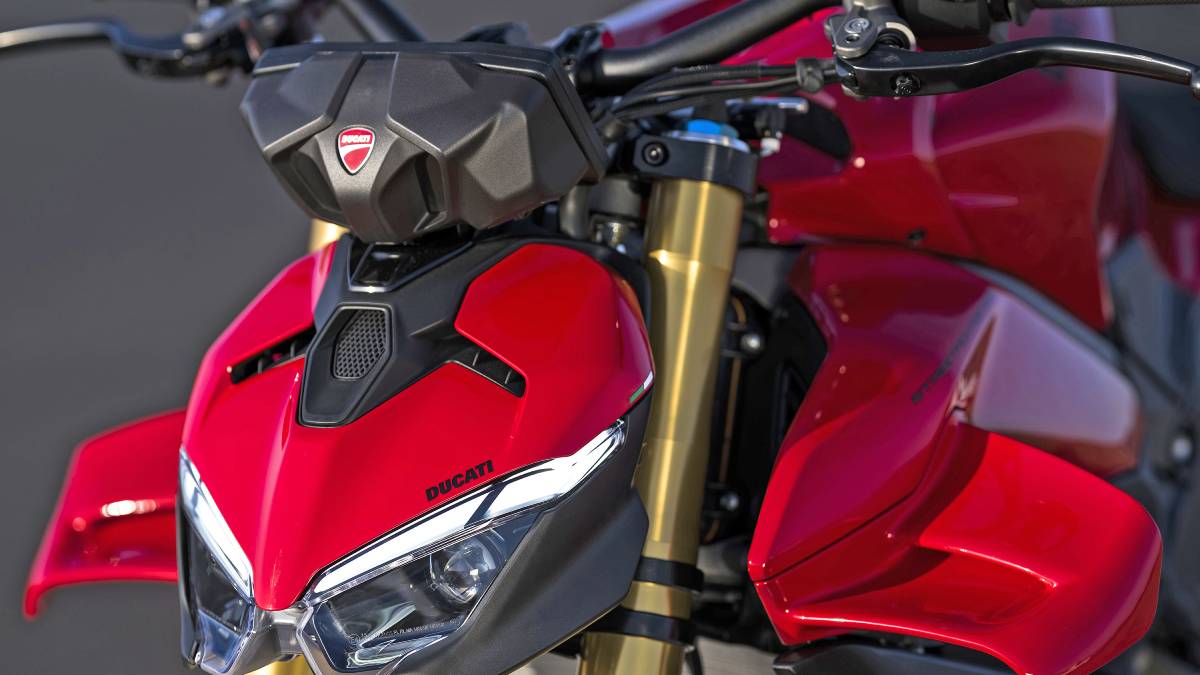 Com tecnologias derivadas da MotoGP para combinar diversão na estrada com desempenho de superbike, a eletrônica e o chassi também são derivados diretamente da Panigale V4 2025. Foto: Divulgação