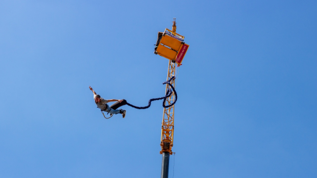Entre os destaques estão a pista de patinação no gelo com temas natalinos e o Bungee Jump.