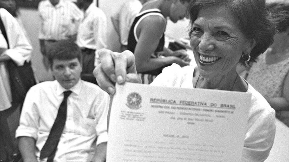 Em 1996, após 25 anos de luta por memória, verdade e justiça, Eunice Paiva conseguiu que o Estado brasileiro emitisse oficialmente o atestado de óbito de Rubens Paiva, seu marido, assassinado na Ditadura. Foto: Divulgação