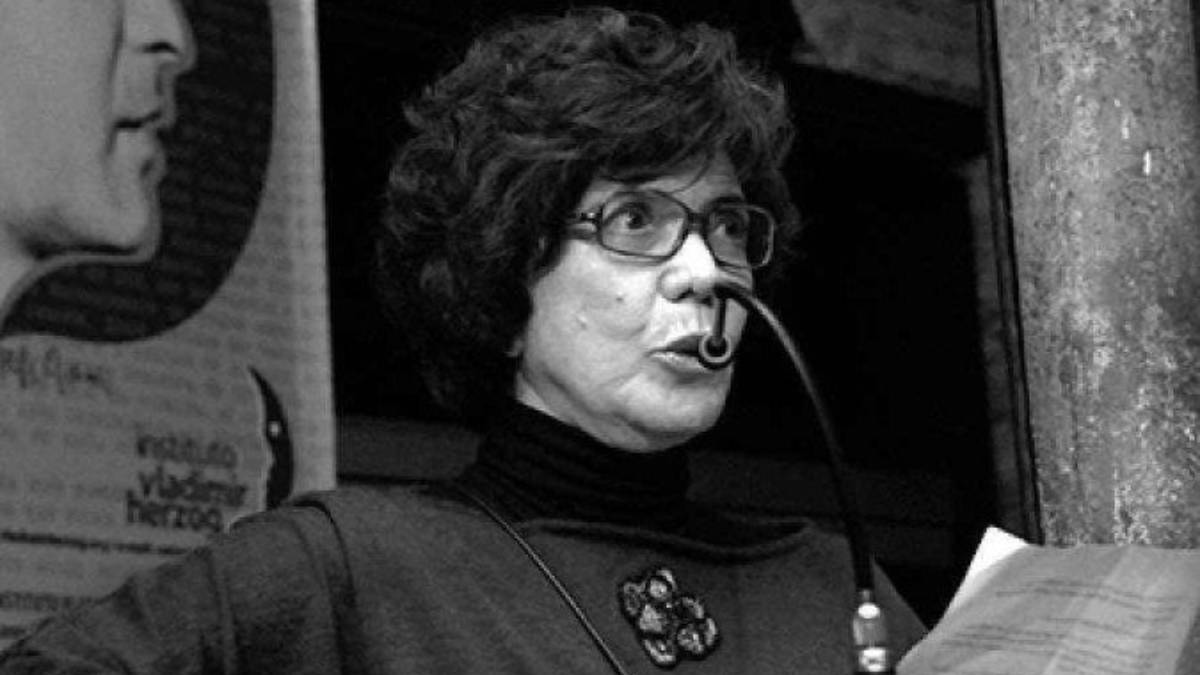 Em 2013, 38 anos depois do crime, Clarice Herzog, esposa de Vlado, conseguiu a retificação do atestado de óbito de Herzog, não mais como suicida, mas como vítima da violência do Estado brasileiro. Por mais de quarenta anos, manteve-se incansável nas lutas pela democracia. Foto: Reprodução/Instituto Vladimir Herzog