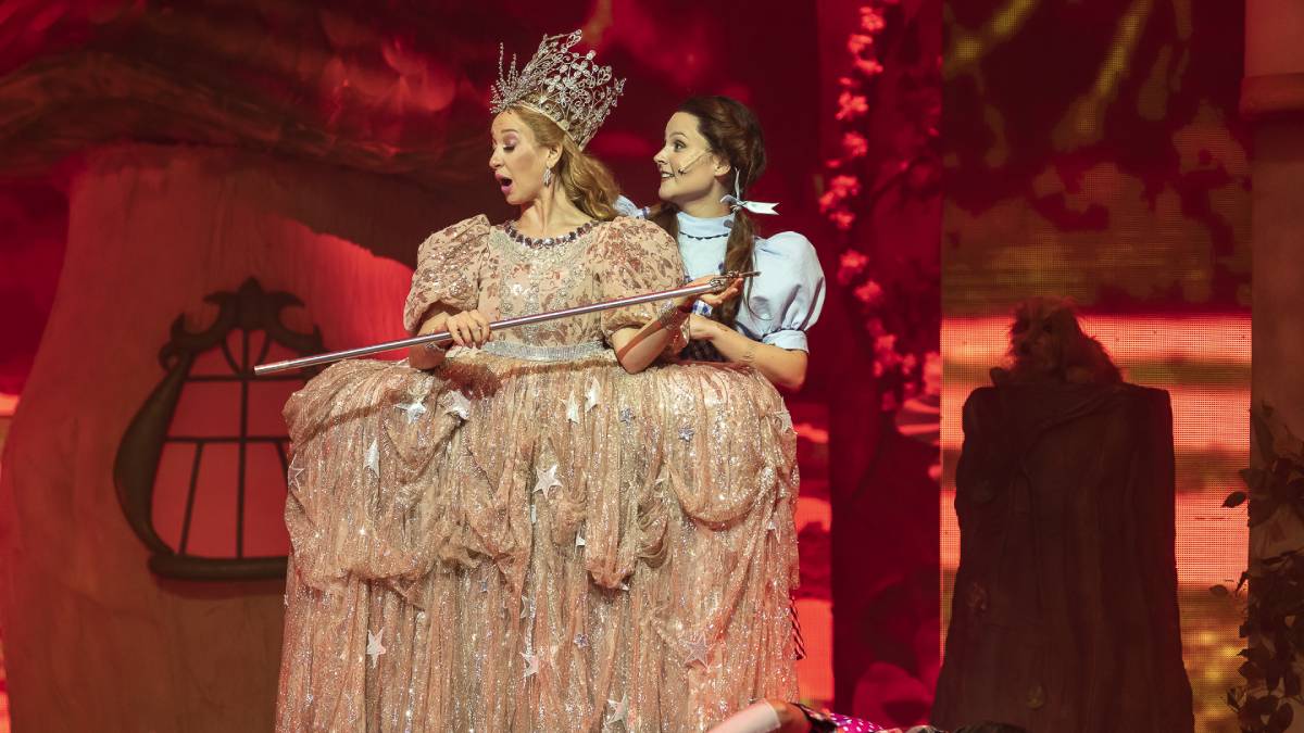 Em 'Wicked', a 'Bruxa Boa do Sul' é conhecida por seu nome original: Galinda/Glinda. Foto: Bianca Tatamiya/Divulgação