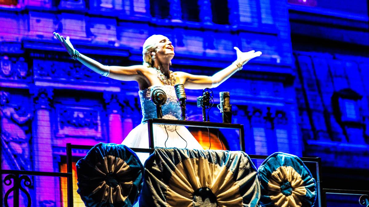 O musical tem direção geral e dramaturgia de Billy Bond e Andrew Mettine, adaptação de Bond e Lilio Alonso, direção musical e arranjos de Bond e Villa, direção de cena de Marcio Yacoff, coreografia de Italo Rodrigues, cenário de Marcelo Larrea e figurinos de Paula Canterini e Feliciano San Roman. Foto: (Evita)/Divulgação
