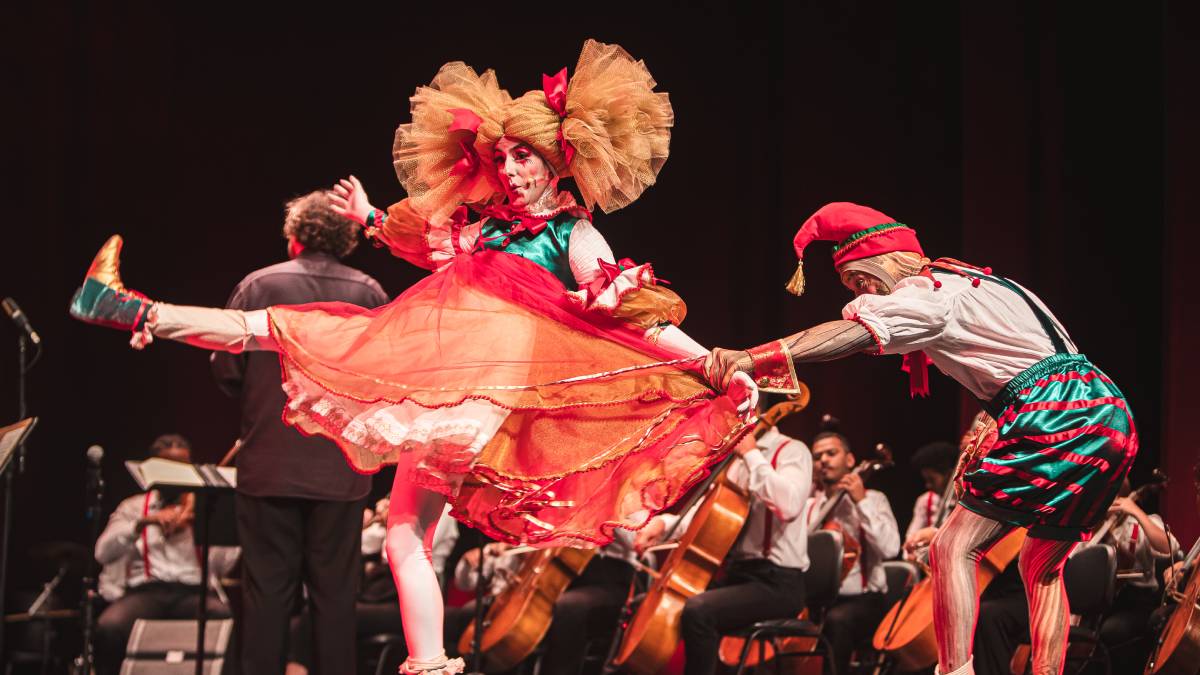 Espetáculo, que mistura música e teatro e promete conduzir a plateia em uma jornada inesquecível pelo espírito natalino, ocorrerá em frente ao Shopping Cidade São Paulo ao meio dia, horário em que a avenida estará fechada para o trânsito de veículos, como acontece todos os domingos. Foto: Rapha Garcia/Divulgação