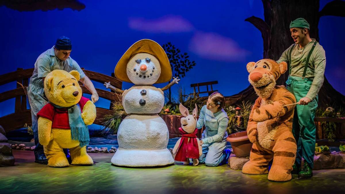 'Ursinho Pooh, da Disney: O Novo Musical', que abordou temas como amizade, coragem e mudanças, contou com bonecos manipulados pelos atores interpretando os personagens amados pelos espectadores. Foto: Caio Gallucci/Divulgação