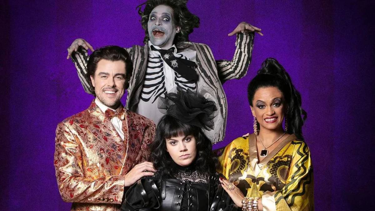 Com direção de Tadeu Aguiar e produção geral de Renata Borges Pimenta, em 2024 foi a vez do Brasil receber sua própria versão do espetáculo 'Beetlejuice - O Musical O Musical O Musical', com Eduardo Sterblitch no papel-título. Foto: Divulgação