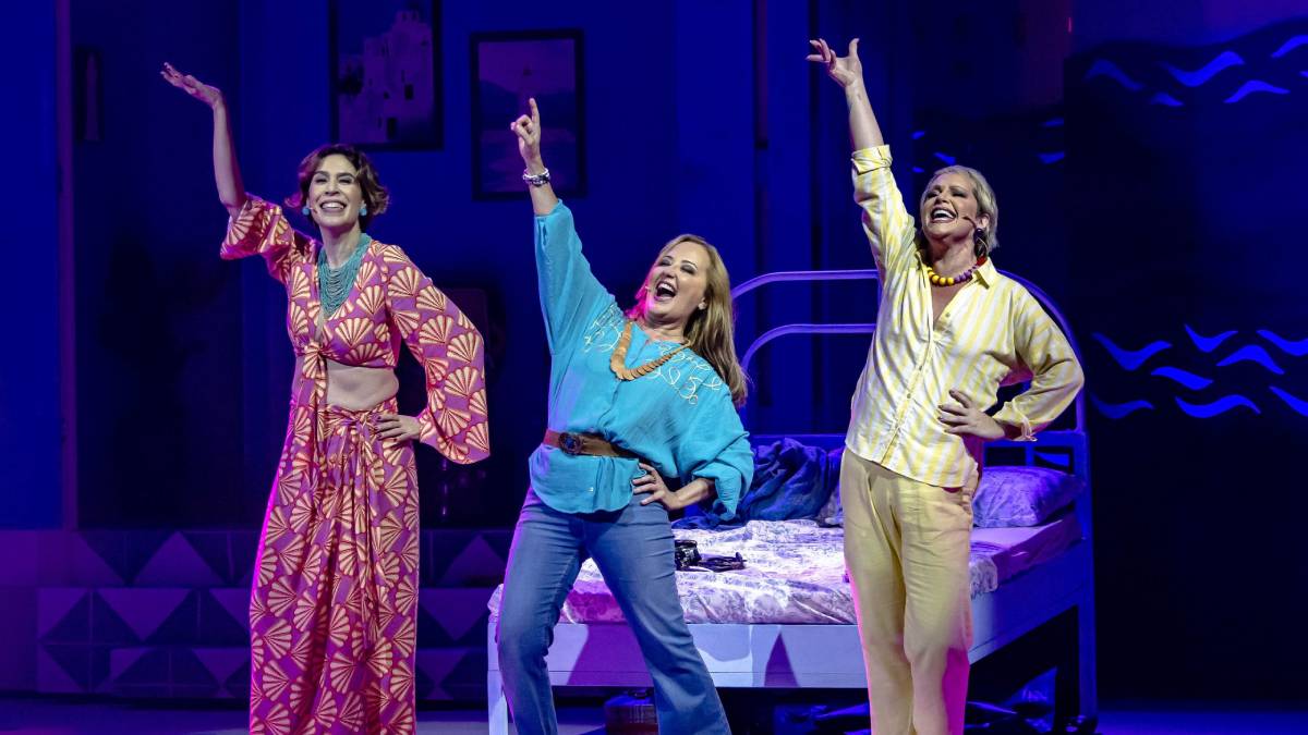 Assinada por Charles Möeller & Claudio Botelho, a montagem trará de volta o elenco original, com Claudia Netto como Donna, Maria Brasil como Sophie, Gottsha como Rosie e Maria Clara Gueiros como Tanya. Foto: Caio Gallucci/Divulgação
