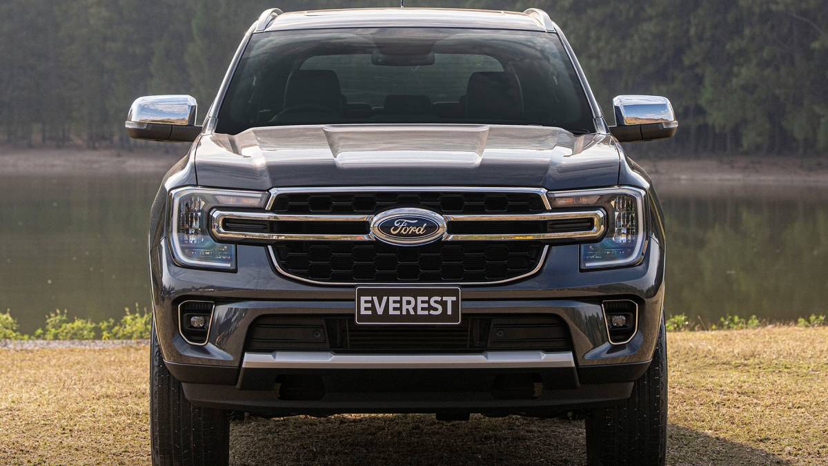 Nos equipamentos de segurança, o Everest conta com sete airbags (frontais, laterais, tipo cortina e de joelho para o motorista), sistema de atendimento de chamadas de emergência e sensores de distância dianteiros e traseiros. Foto: Divulgação
