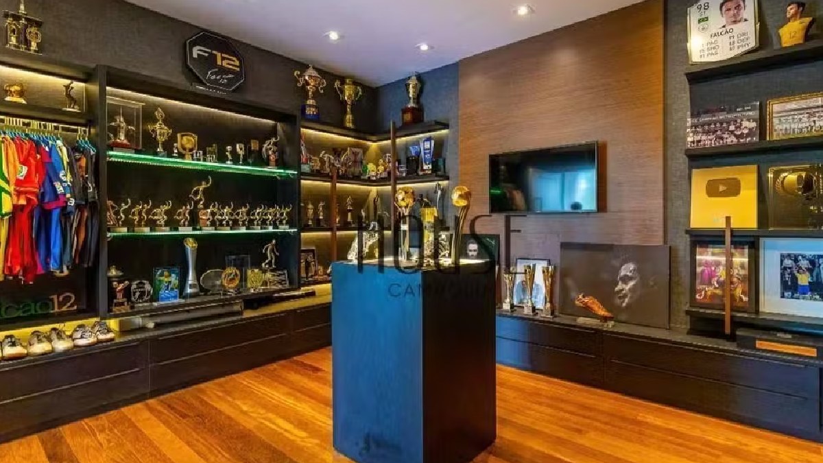 A casa abriga ainda uma sala de troféus do ex-jogador de futsal e uma garagem para seis carros.