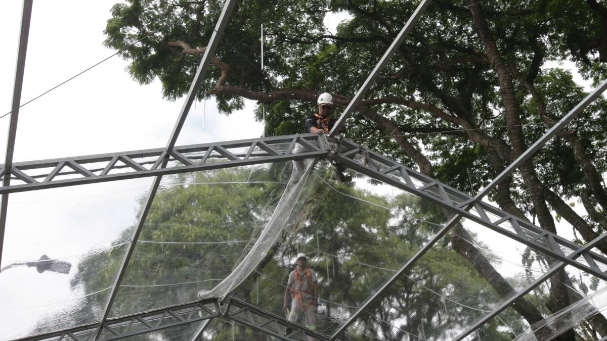 Os profissionais estão na reta final de decoração e montagem do palco que receberá as atrações musicais em Embu das Artes.