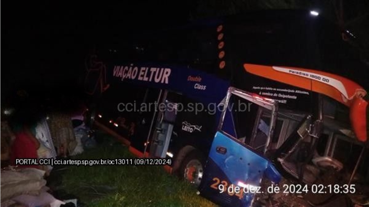 De acordo com o motorista do ônibus, ele trafegava normalmente na rodovia quando se deparou com o veículo entrando na contramão e não teve tempo de desviar. Divulgação/Artesp