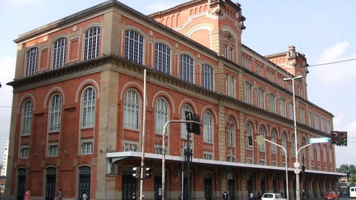 Pina Estação: inaugurada em 2004 no Largo General Osório, o edifício histórico da antiga Estrada de Ferro Sorocabana hospeda exposições temporárias e o Memorial da Resistência de São Paulo, que registra episódios de repressão política. Foto: Wikimedia Commons