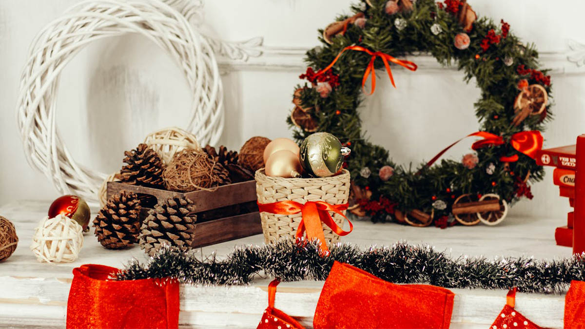 Reutilize materiais naturais, como pinhas e galhos - Foto: Irina Iriser por Pexels