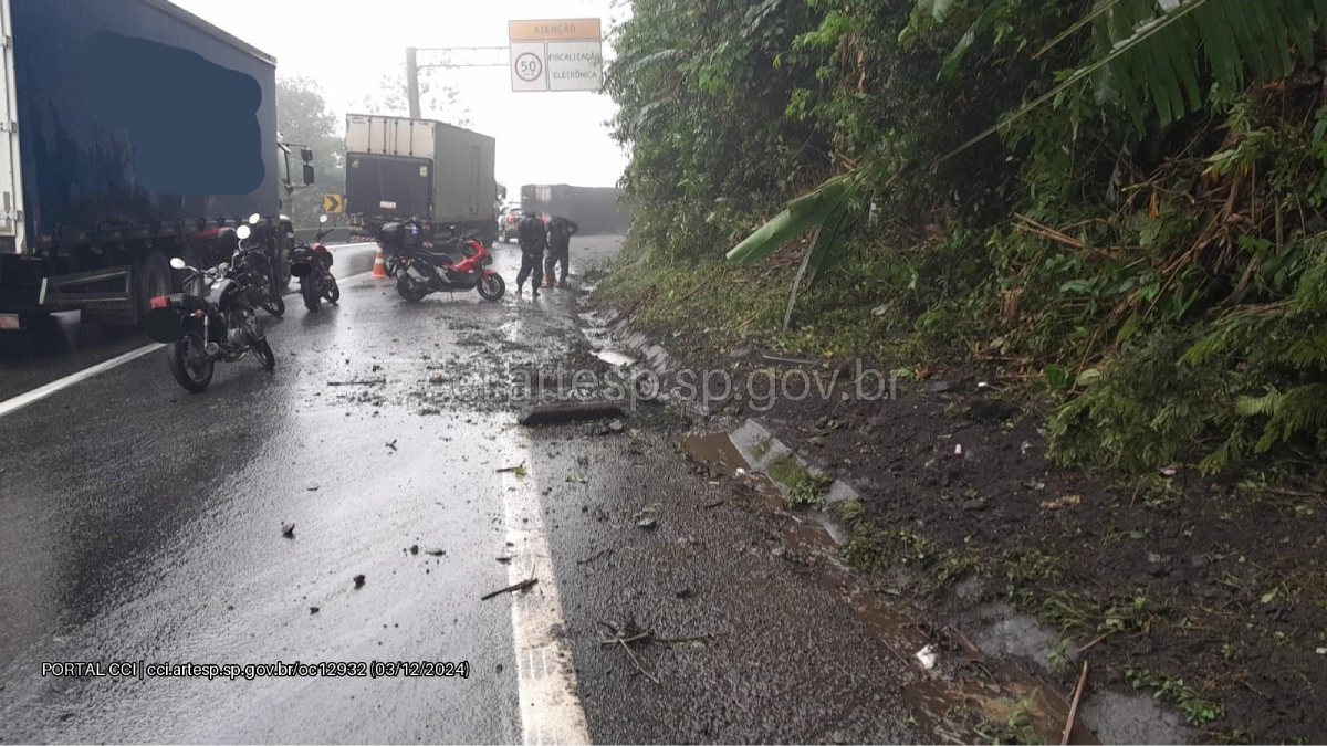 Rodovia precisou ser completamente interditada para o atendimento da ocorrência. Divulgação/Artesp