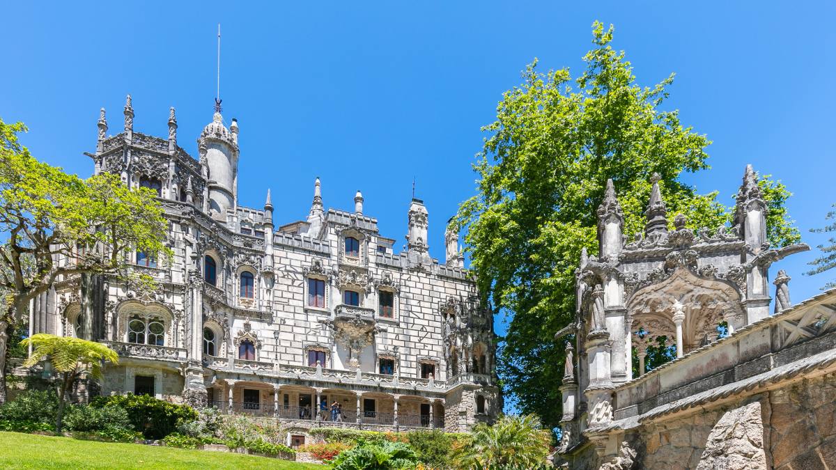 Embora o processo pareça simples, é essencial buscar informações em fontes confiáveis, como o Portal de Vistos do Ministério dos Negócios Estrangeiros de Portugal e o site da empresa VFS Global, que realiza o atendimento inicial para solicitações no Brasil. Foto: Wikimedia Commons