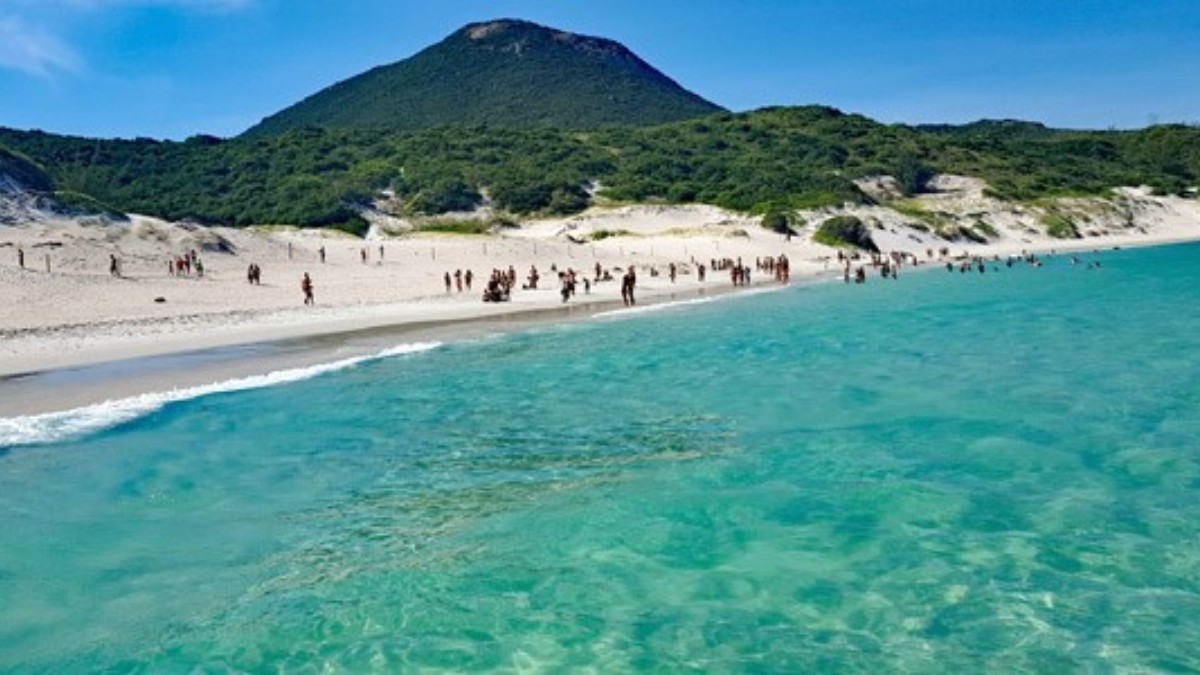 Areia branca, dunas e restingas, um lugar ideal para quem busca tranquilidade e beleza natural. Foto: Divulgação.