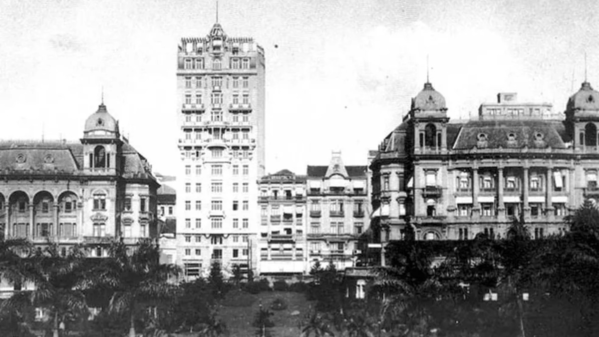 Construído pelo empresário português José Sampaio Moreira como edifício comercial, o prédio abrigou desde sua inauguração a tradicional Mercearia Godinho, fundada em 1890. Foto: Reprodução/Cartão Postal
