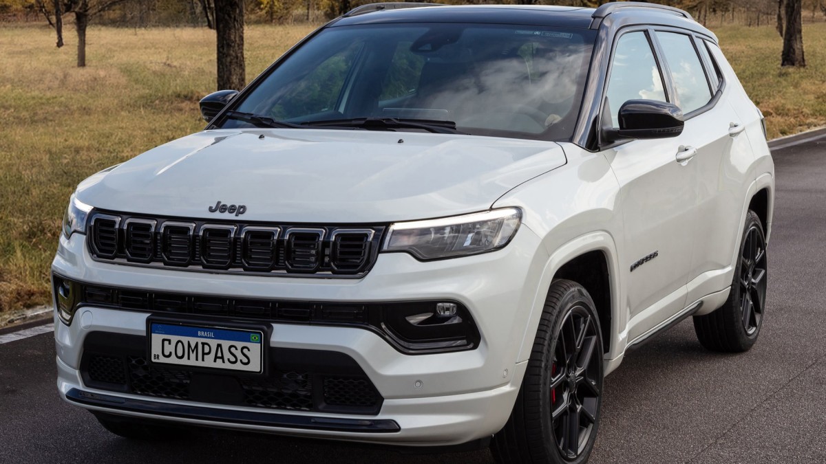 Maior novidade da Stellantis no ano veio nas versões Blackhawk ('falcão negro') do Jeep médio Compass. Foto: Divulgação