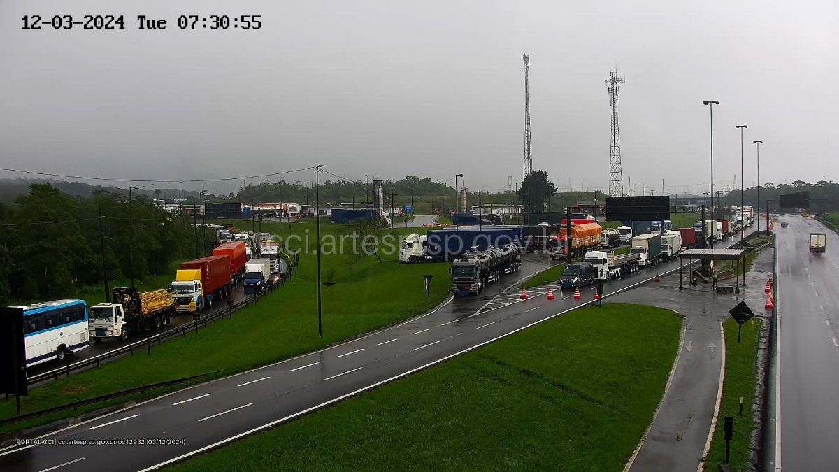 A pista norte da rodovia Anchieta foi bloqueada para a inversão de tráfego para desafogar o trânsito na pista sul onde ocorreu o acidente. Divulgação/Artesp
