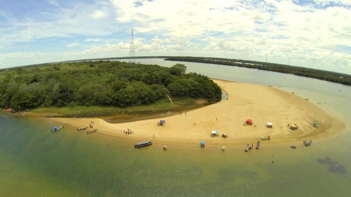 Um grande banco de areia formou uma ilha cercada de águas tranquilas e cristalinas. Foto: Divulgação/Prefeitura de Rosana