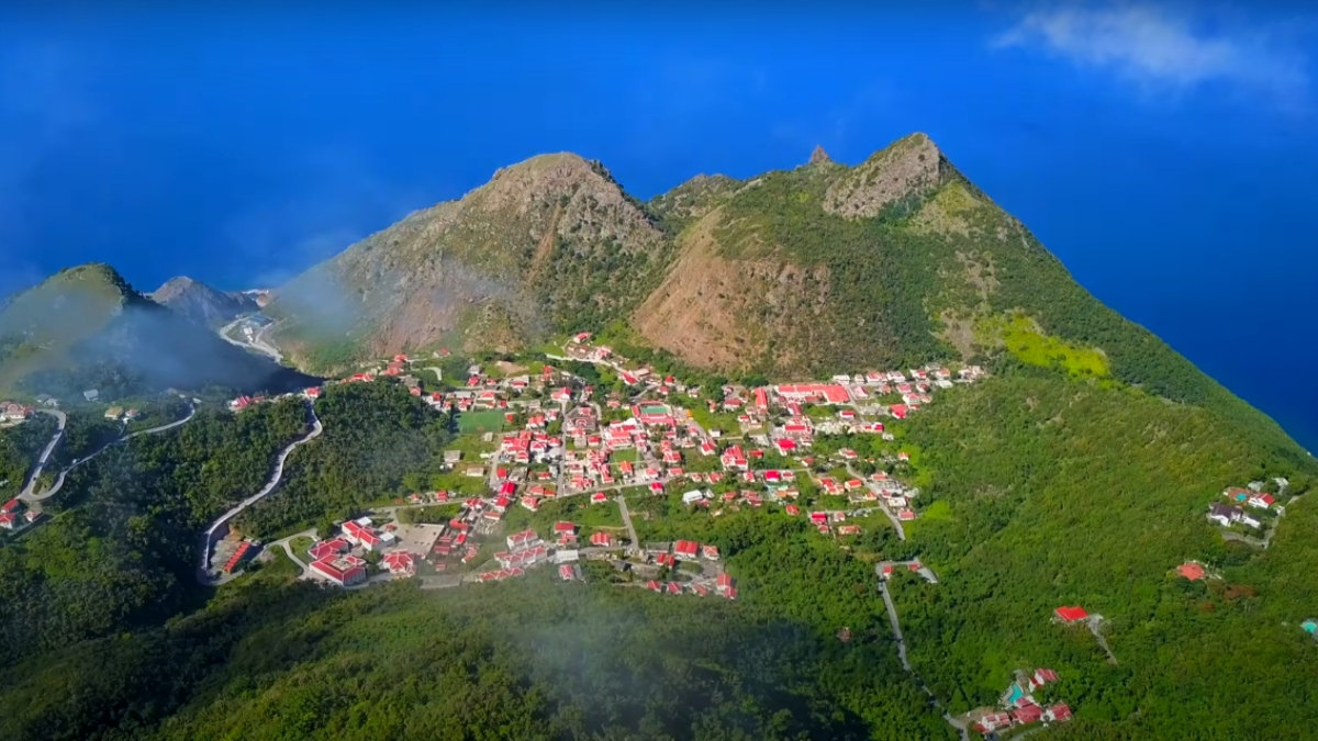 Com uma altitude impressionante e apenas 1.500 habitantes, Saba, nas Antilhas Holandesas, é uma joia caribenha fora do radar. Suas paisagens montanhosas e cultura singular a tornam uma das ilhas mais fascinantes da região. Foto: Reprodução/Youtube