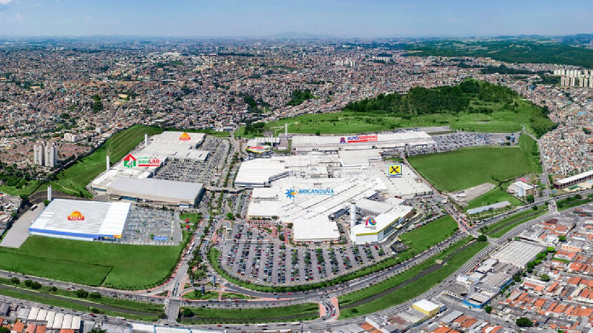O Shopping Aricanduva conta com uma ABL (Área Bruta Locável) de 263.271 m² e mais de 500 lojas, três praças de alimentação, hipermercado e 13 salas de cinema, sendo o maior shopping center da América Latina - (Divulgação/Shopping Aricanduva)