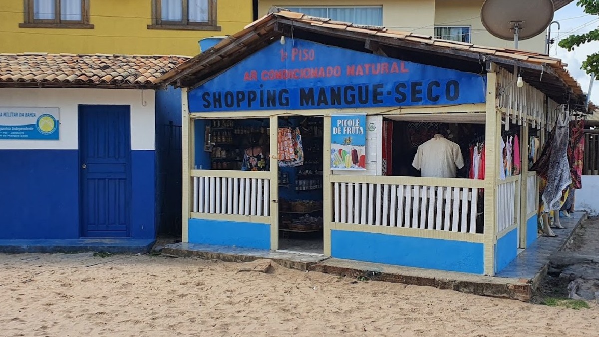 A vila possui uma igreja e poucas ruas de areia, que abrigam pequenas casas, algumas pousadas, restaurantes e lojas de artesanato - (Felipe Pansica/Google Reviews)