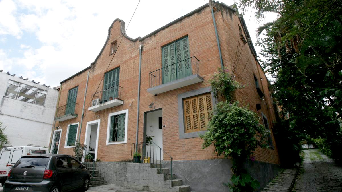 A maioria das casas possui um pequeno pátio na entrada, duas salas, lavabo e cozinha, no térreo