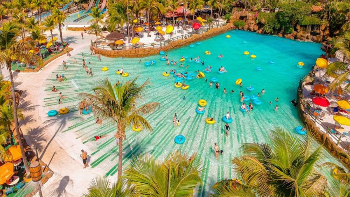 Piscina com ondas no parque aquático Thermas dos Laranjais. Foto: Divulgação