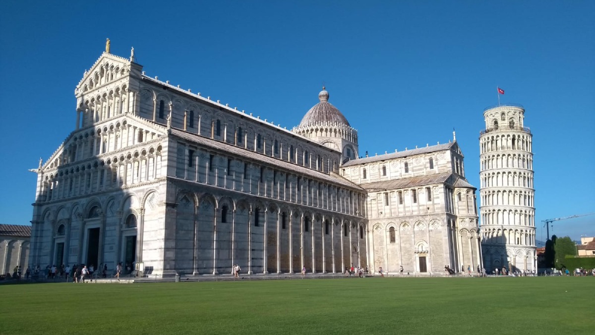 Pisa é mundialmente conhecida pela Torre Inclinada, localizada na Piazza dei Miracoli, um complexo medieval que inclui outros monumentos impressionantes, como a Catedral de Pisa, o Batistério e o Camposanto Monumentale. Foto: Robson Souto