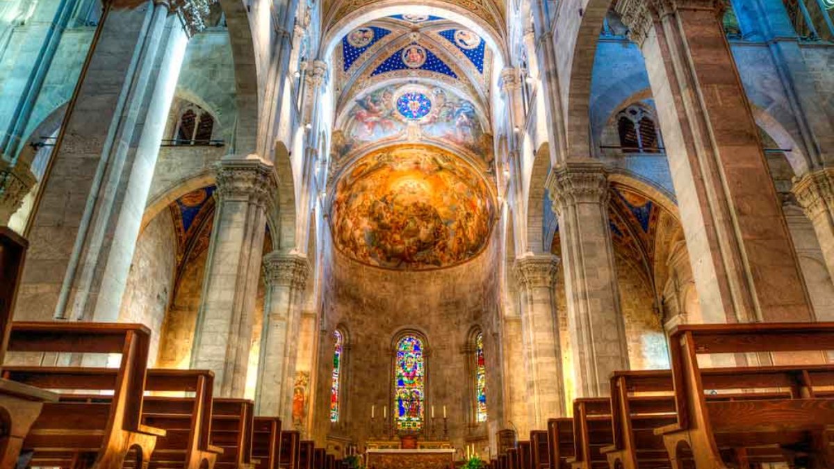 Lucca é uma cidade encantadora com um centro histórico cercado por muralhas renascentistas. A cidade também abriga a Catedral de Lucca, a Basílica de São Frediano e a Igreja de São Miguel no Fórum, que exibem estilos inovadores românticos. Foto: Pixabay