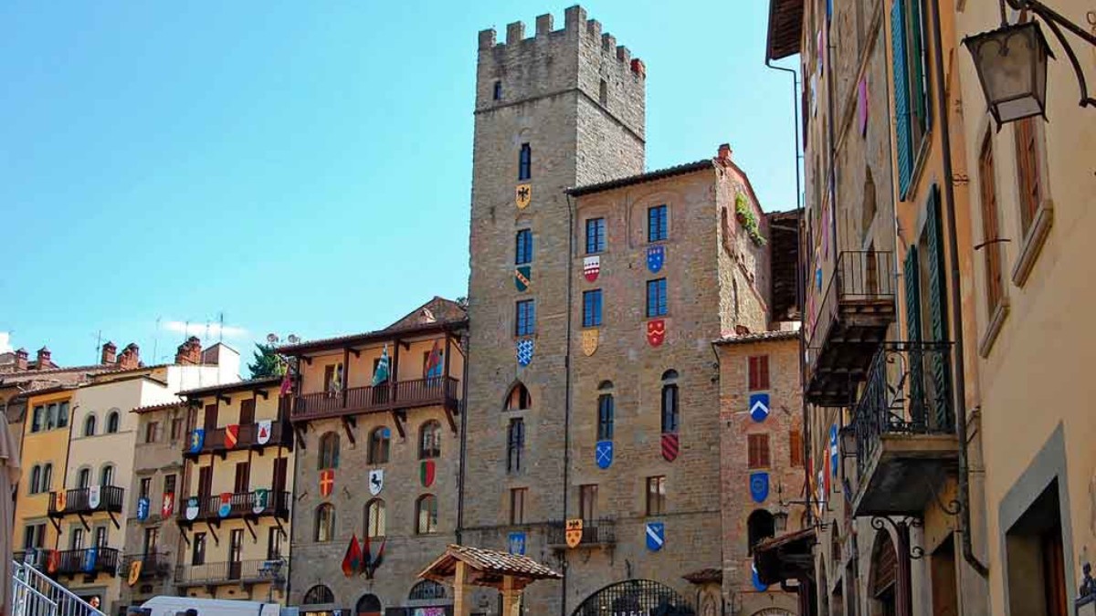 Arezzo combina história medieval com uma atmosfera maravilhosa. A Piazza Grande, principal ponto turístico, é cercada por construções antigas e é cenário de eventos como a Giostra del Saracino, um torneio medieval. Foto: Pixabay