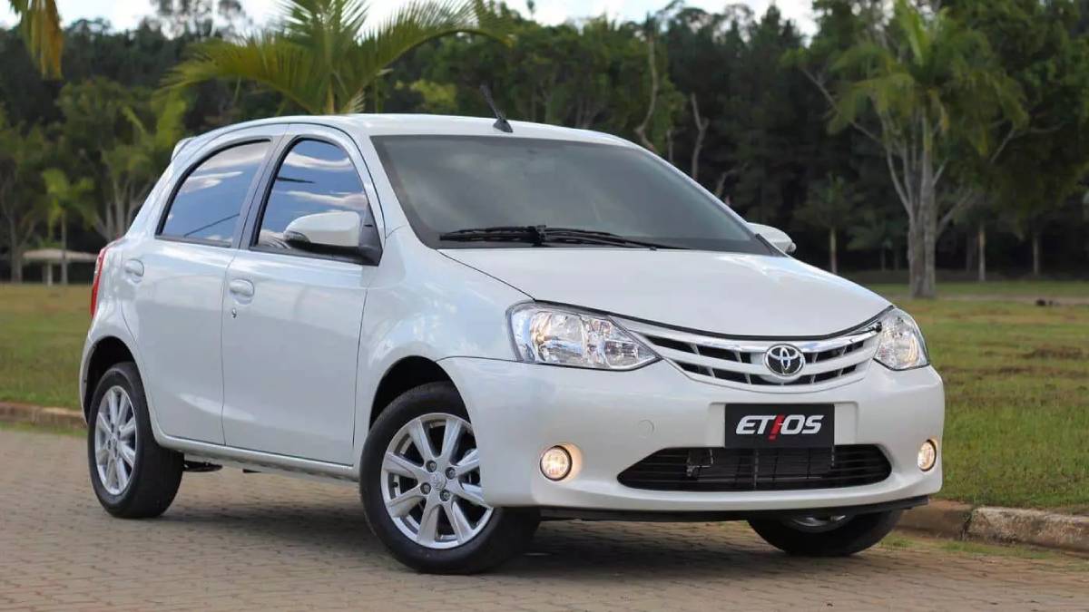 Se peca por falta de beleza, Etios X tem ótimo motor e é econômico. Versão 2017 é boa escolha. Foto: Divulgação/Toyota
