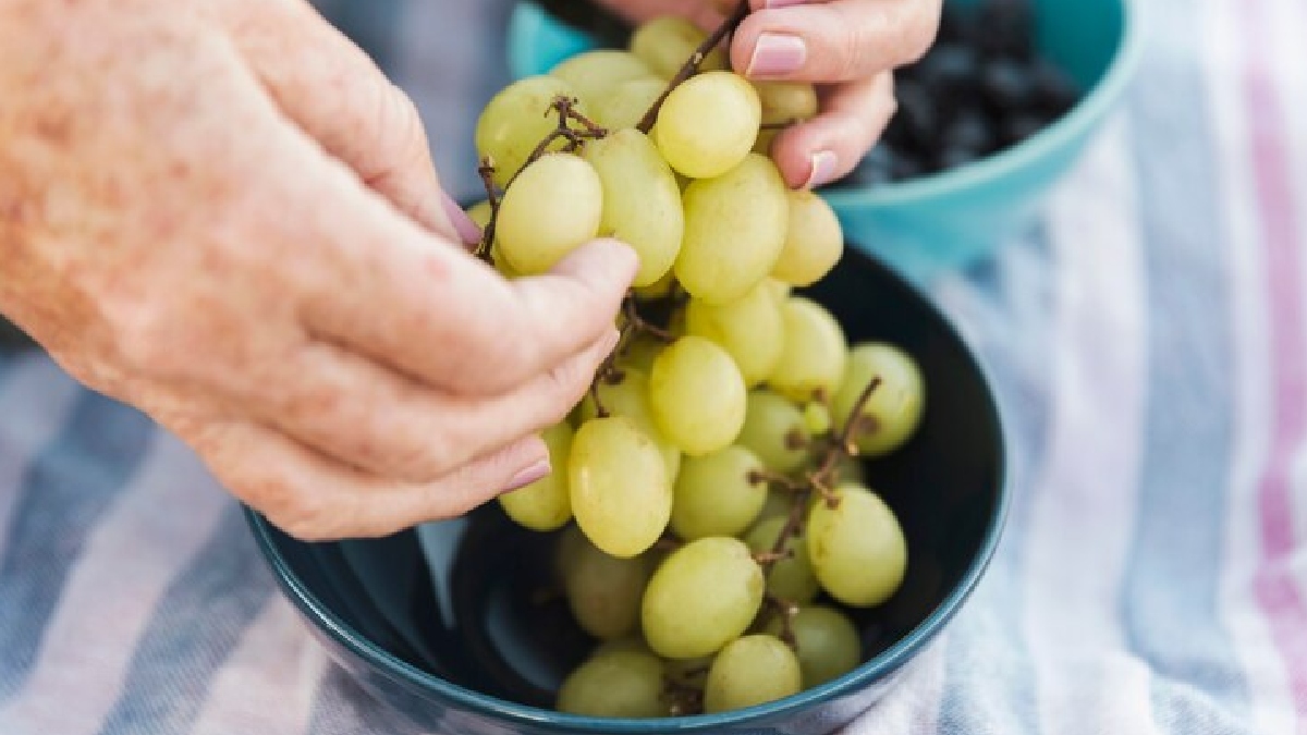 Uvas e sementes - Um ritual com alimentos que se tornou famoso nos últimos anos e não é difícil de ser concluída. Para realizá-lo, você deve comer 12 uvas e guardar as sementes em um pequeno pacote na carteira, deixando-as lá pelo resto do ano. Cuidado para não acabar comprando uvas sem sementes - (Freepik)