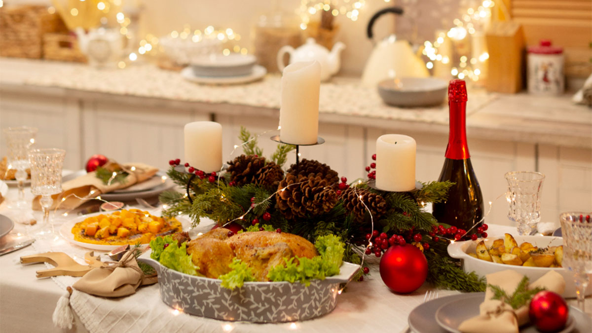 Use velas na decoração, mas com cuidado - Foto: Freepik