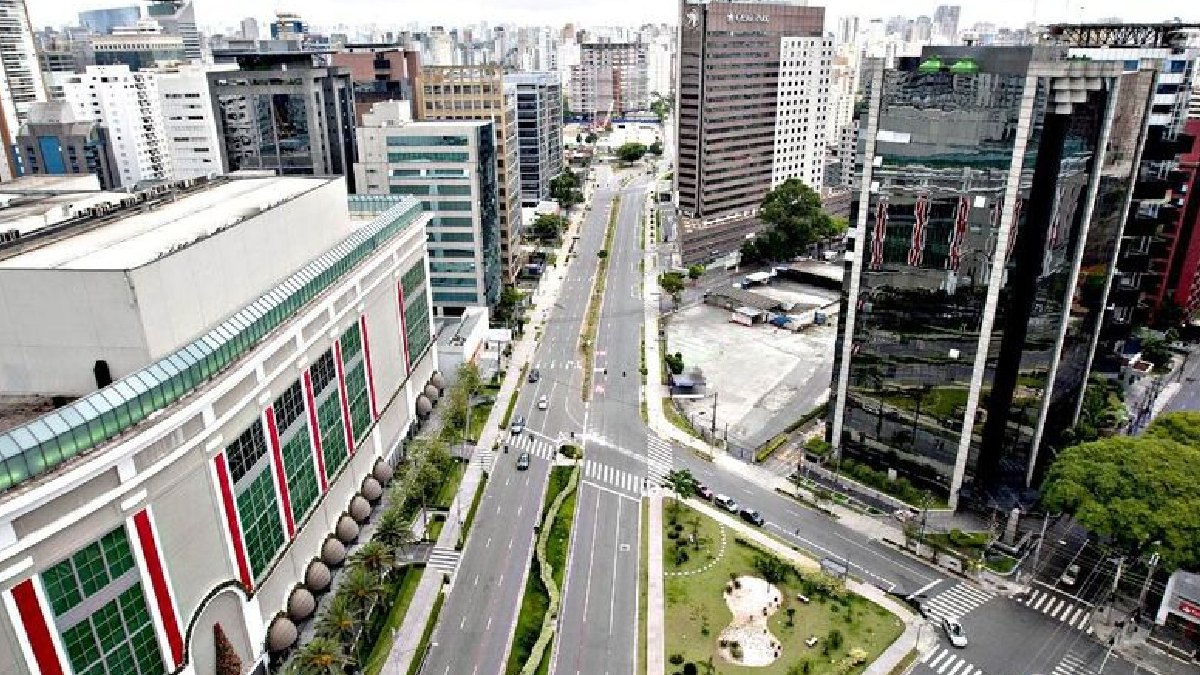 Também atrás por uma pequena diferença e fechando o pódio, Vila Nova Conceição aparece na terceira colocação. O local possui preços elevados em diferentes âmbitos, o que justifica que a taxa também seja alta. São R$ 15,60 por metro quadrado, totalizando uma taxa de R$ 1.248 na simulação de um apartamento de 80 metros quadrados - (Fábio Braga/Folhapress)