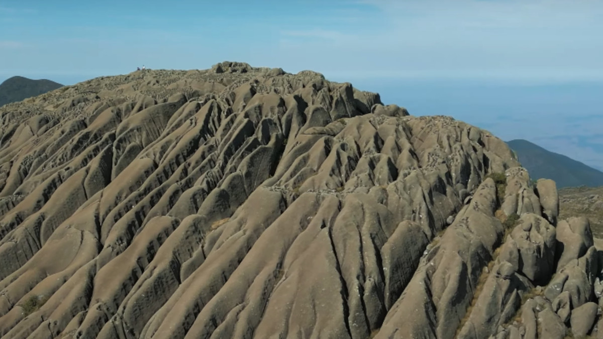 9. Pedra do Sino de Itatiaia - MG: A Pedra do Sino de Itatiaia, com 2.670 metros, encanta com suas vistas panorâmicas e a natureza preservada da Serra da Mantiqueira.