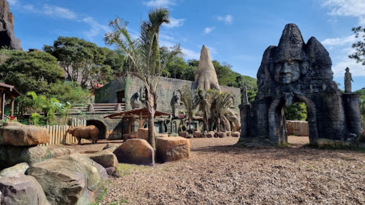 O parque combina aventura, natureza e atrações emocionantes para todas as idades. É quatro vezes maior que o extinto Playcenter e perfeito para um dia inesquecível com as crianças.