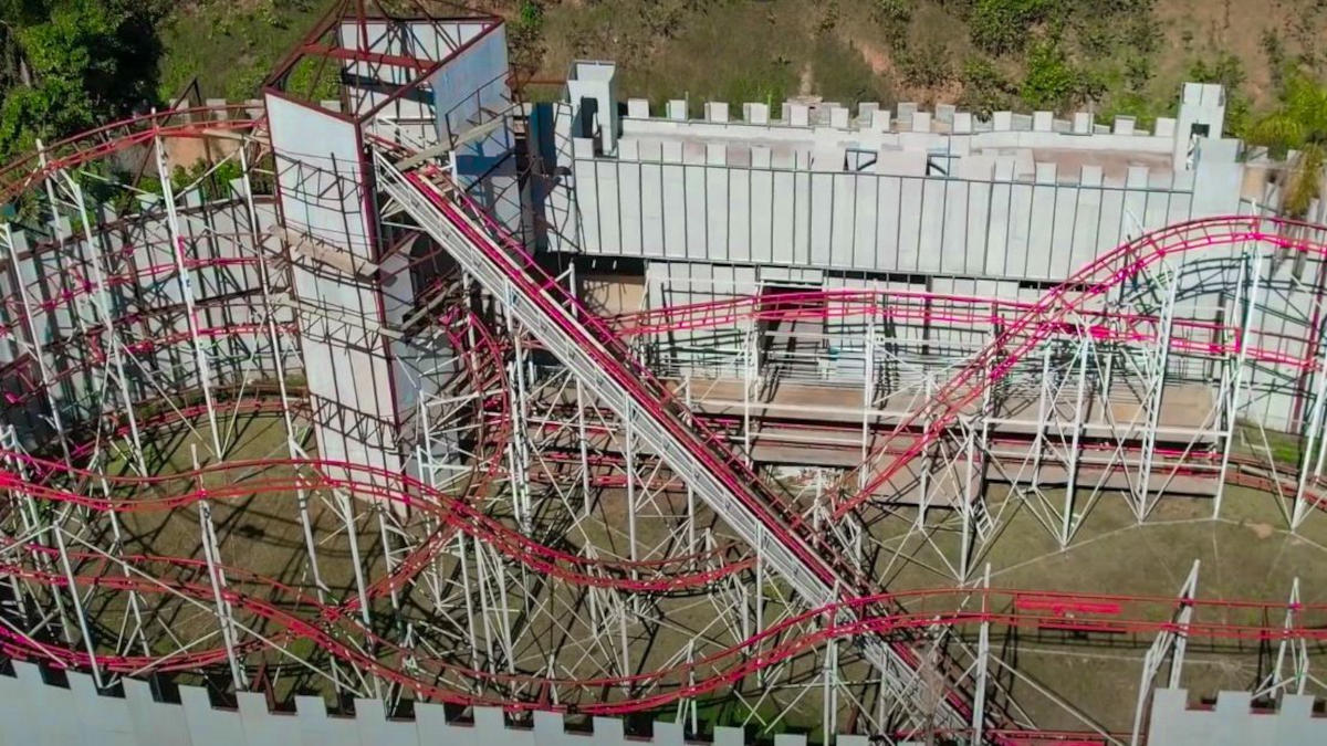 Com 24 atrações, incluindo 17 internas e 7 ao ar livre, o Animália Park garante diversão para todos. Entre os destaques estão montanhas-russas, carrossel e a inédita "Eagle Flight".