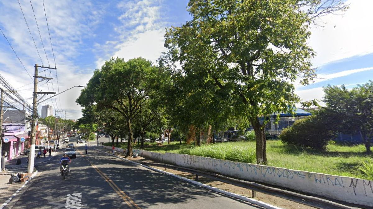 Com mais de 1.700 postes de luz, a avenida Sapopemba é iluminada por toda sua extensão. Ela também é servida por 40 linhas de ônibus que conectam diferentes municípios.