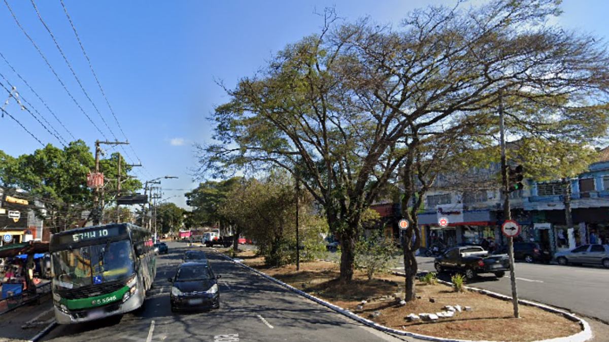 O nome "Sapopemba" vem do tupi e significa "raiz angulosa". Ele faz referência às árvores típicas da Mata Atlântica que existiam na região.