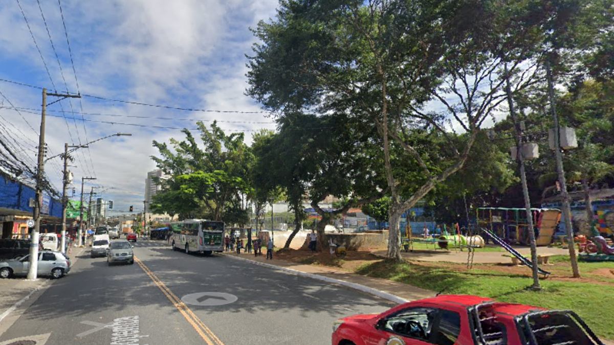 Quatro estações da Linha 15-Prata do Metrô estão ao longo da avenida Sapopemba. No futuro, a estação Santa Clara da Linha 2-Verde será mais uma opção no trajeto.