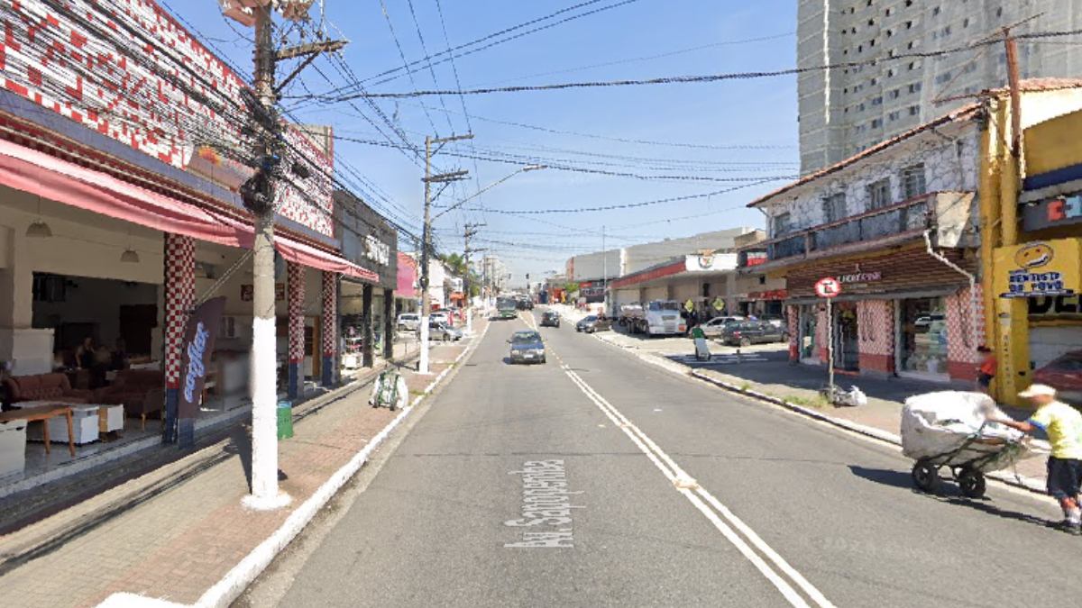 Além de São Paulo, a avenida Sapopemba passa por Mauá e Ribeirão Pires. Após o limite entre os municípios, ela é administrada pelo Departamento de Estradas de Rodagem (DER). (Fotos: Google Street View)
