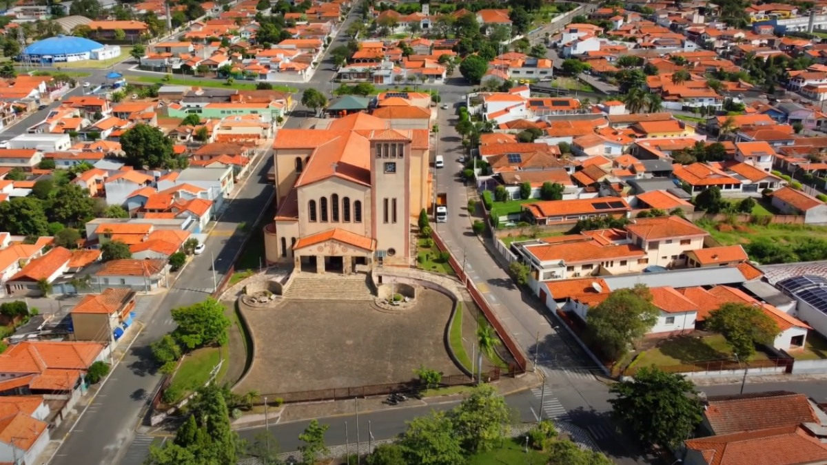 Bofete faz parte do Polo Turístico Cuesta, composto por 12 municípios que promovem turismo sustentável. A região é marcada por formações de relevo íngreme e suave, conhecidas como cuestas.