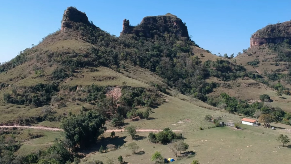Além do turismo, a economia de Bofete inclui uma indústria de alimentos veganos e outra de recapagem de fios de cobre. A cidade também oferece charmosas opções de hospedagem para turistas.