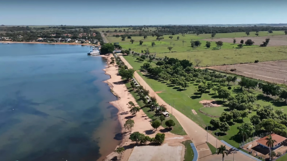 Buritama: A prainha do Parque Turístico João Simão Garcia, às margens do Rio Tietê, oferece quiosques, churrasqueiras e área de camping. O passeio de Catamarã pelo rio é um dos destaques, permitindo aos visitantes apreciar a paisagem enquanto aproveitam atividades náuticas.